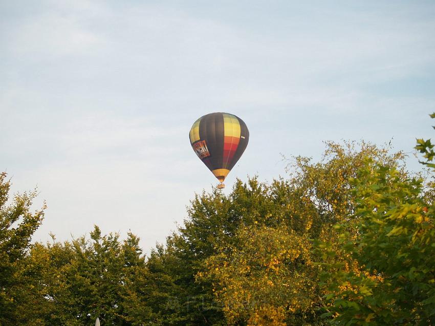 Heissluftballon im vorbei fahren  P31.JPG